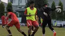 Bintang Persija Jakarta, Bambang Pamungkas berlatih keras bersama tim Macan Kemayoran jelang Piala Presiden 2015 di Lapangan Yon Zikon 14, Jakarta, Senin (24/8/2015). (Bola.com/Vitalis Yogi Trisna)