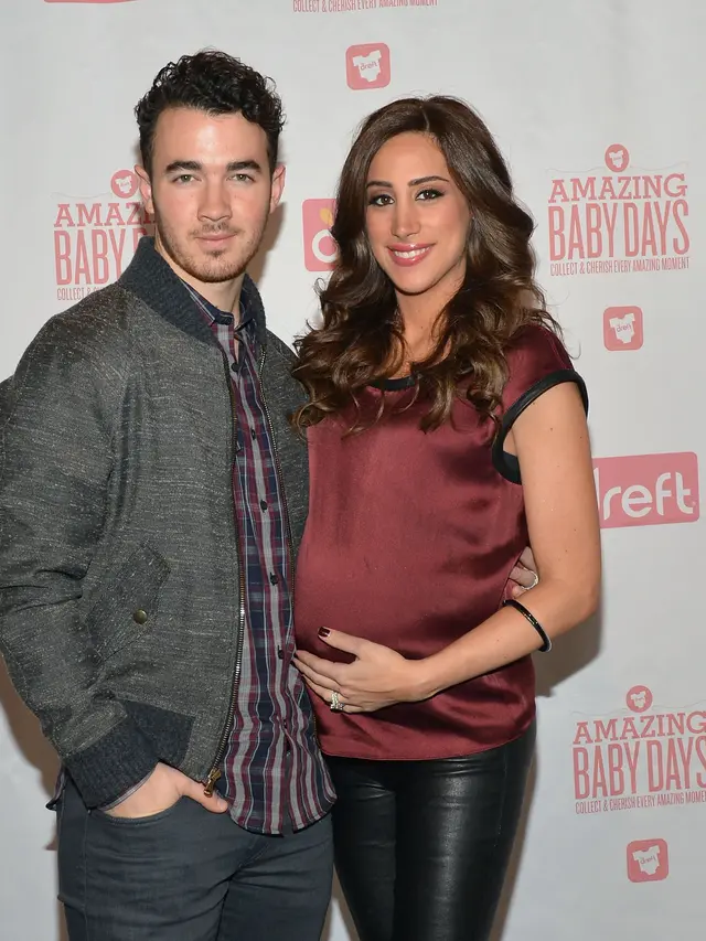 [Bintang] Kevin Jonas dan Danielle Deleasa Sambut Kehamilan Anak Kedua