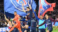 Para pemain PSG merayakan gelar juara Ligue 1 usai mengalahkan AS Monaco di Stadion Parc des Princes, Prancis, Minggu (15/4/2018). PSG menang 7-1 atas Monaco. (AFP/Christophe Archambault)