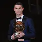 Cristiano Ronaldo meraih gelar Ballon d'Or untuk kali kelima. (doc. France Football)