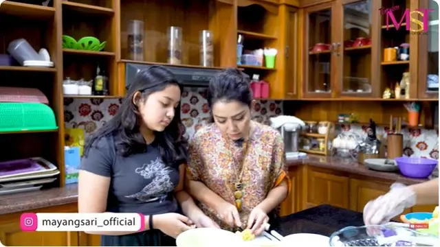 6 Potret Mayangsari Masak Makanan Rumahan untuk Keluarga, Ditemani Khirani