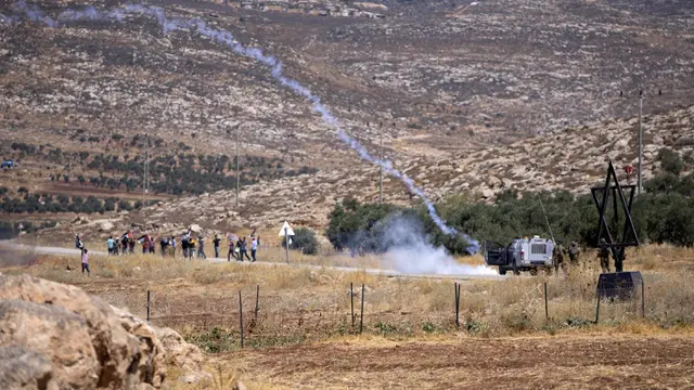 Warga Palestina Bentrok dengan Pemukim Israel di Tepi Barat