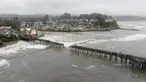Pemandangan udara menunjukkan dermaga yang rusak terbelah di Capitola, California, pada 9 Januari 2023. Badai besar yang disebut "badai bom" oleh ahli meteorologi telah tiba dan diperkirakan akan menyebabkan banjir yang meluas di seluruh negara bagian. (AFP/Josh Edelson)