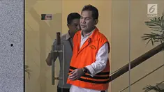Bupati Hulu Sungai Tengah (HST) Abdul Latif usai menjalani pemeriksaan di Gedung KPK, Jakarta, Selasa (30/1). Abdul diperiksa sebagai saksi dugaan korupsi pembangunan ruang perawatan RSUD Damanhuri Barabai, Kabupaten HST. (Liputan6.com/Herman Zakharia)