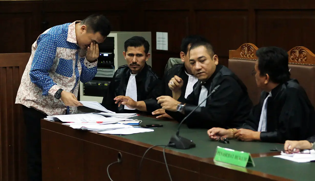 "Betapa kejamnya saya dihukum atas kesalahan yang tidak saya lakukan. Dalam persidangan saksi tidak ada yang mengatakan saya menjanjikan sesuatu kepada Pak Rohadi. Saya mohon kepada majelis hakim untuk bebaskan saya," lirih Saipul Jamil. 