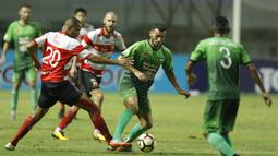 Striker Madura United, Thiago Furtuoso, berusaha merebut bola dari pemain PS TNI, Redouane Zerzouri, pada laga Liga 1 Indonesia di Stadion Pakansari, Bogor, Senin (18/9/2017). Madura United menang 3-2 atas PS TNI. (Bola.com/M Iqbal Ichsan)