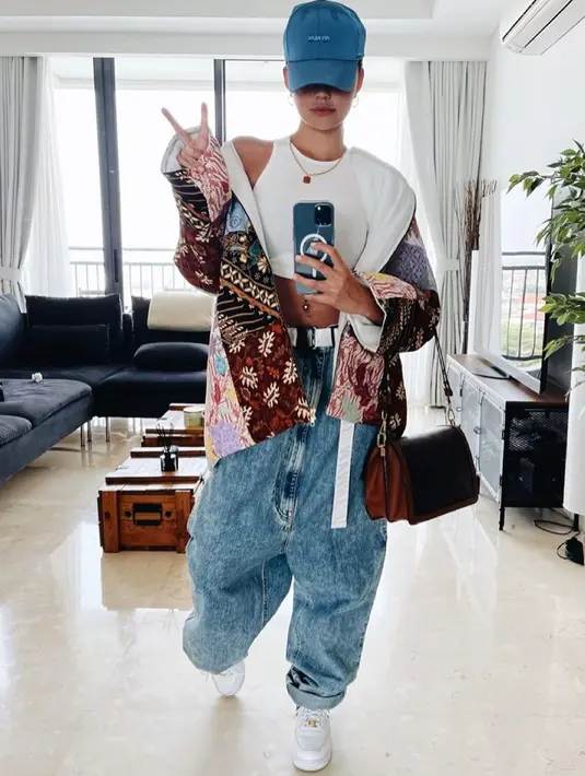 Masih dalam balutan busana oversize, Agnez terlihat mengenakan tanktop berwarna putih dipadu dengan outer batik dan celana jeans oversize. Penampilannya penyanyi ini pun tampak makin keren. (Liputan6.com/IG/@agnezmo)