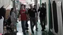 Aktor senior Tio Pakusadewo dikawal petugas sambil diborgol saat akan menjalani sidang di Pengadilan Negeri Jakarta Selatan, Senin (30/4). Seharusnya, sidang tersebut berlangsung pada 24 April lalu. (Liputan6.com/Faizal Fanani)