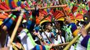 Para penari ikut serta dalam parade "Nyanyian untuk Bumi" selama Karnaval Kulit Hitam dan Kulit Putih di Pasto, Kolombia pada tanggal 3 Januari 2024. (JOAQUIN SARMIENTO/AFP)