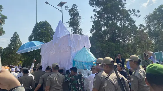 Keranda Khas Gorontalo Antar Rachmat Gobel ke Pusara TMP Kalibata