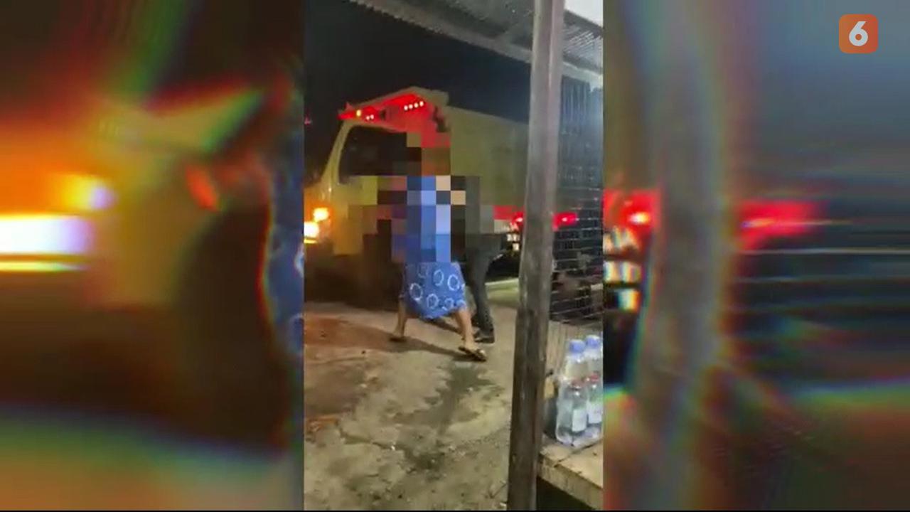 Emak-emak pukuli pria