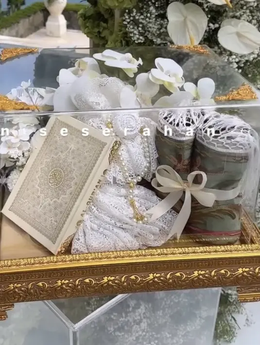 Dan tak lupa seperangkat alat sholat, mulai dari sajadah, mukena berwarna putih, tasbih, serta Alquran. [@iniseserahan]