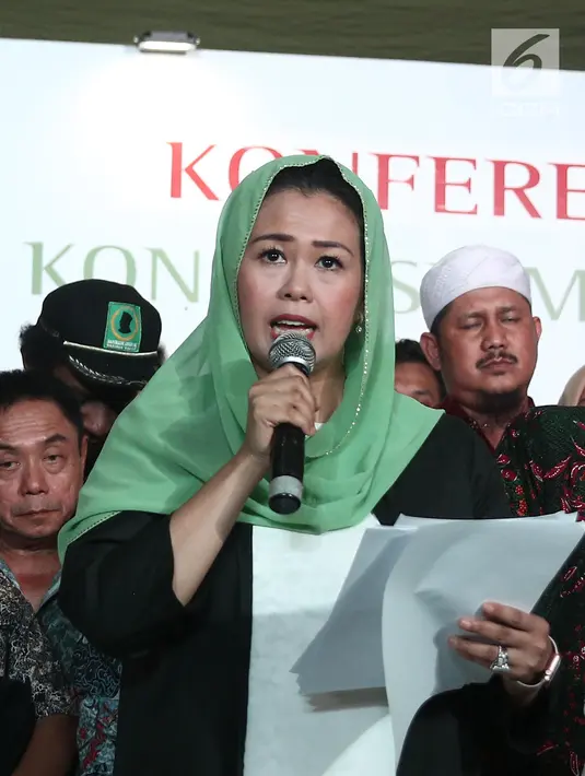 Putri Gus Dur, Yenny Wahid membacakan deklarasi dukungan saat konferensi pers Konsorsium Kader Gus Dur di Jakarta, Rabu (26/9). Konsorsium Kader Gus Dur ingin pemimpin yang berpikir untuk masyarakat dan bersikap apa adanya. (Liputan6.com/Herman Zakharia)