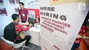 Sejumlah pencari kerja mencari informasi lowongan pekerjaan dalam Pameran Bursa Kerja di Stadion Utama Gelora Bung Karno (SUGBK), Jakarta, Rabu (5/7/2023). (Liputan6.com/Faizal Fanani)