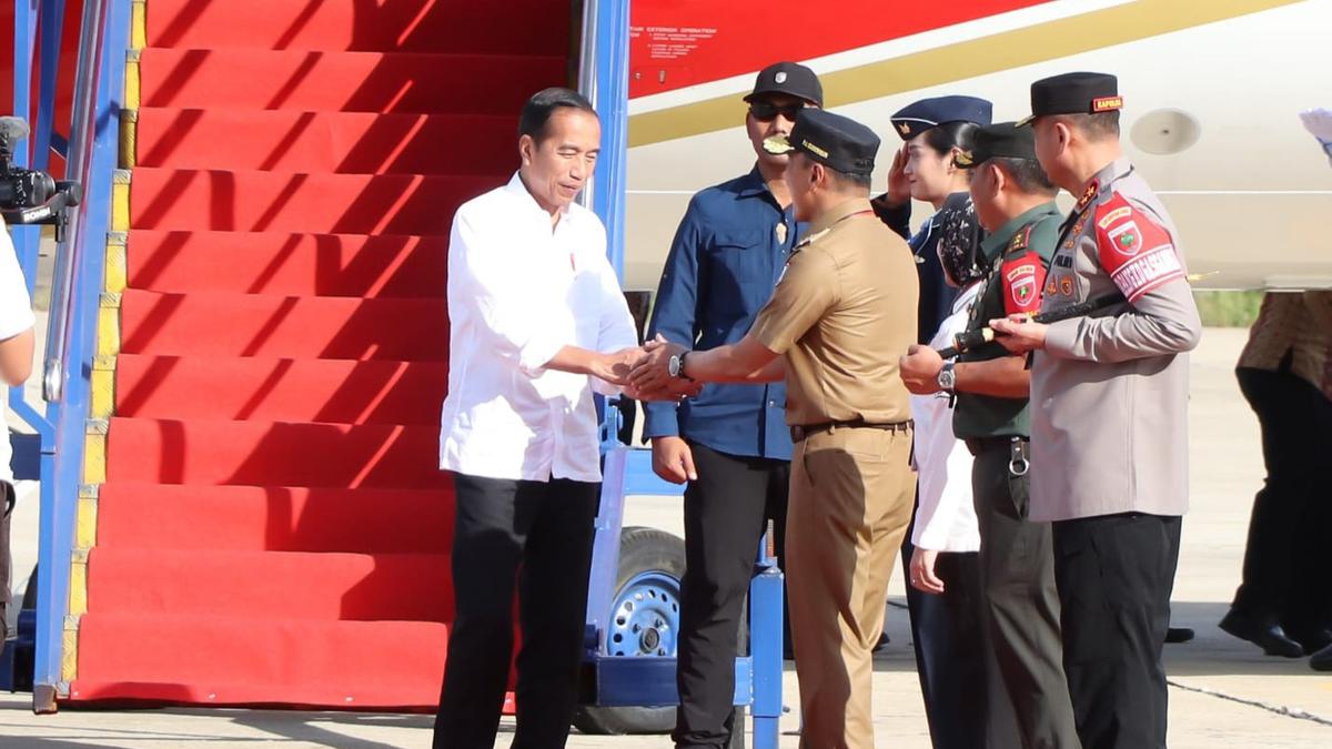 Acting Governor of West Sulawesi welcomes President Joko Widodo upon arrival in Mamuju