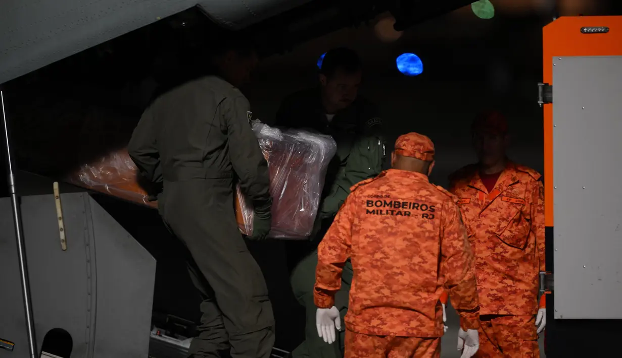 Personel Angkatan Udara Brasil membawa peti mati wisatawan Brasil Juliana Marins setelah tiba di Pangkalan Angkatan Udara Galeao di Rio de Janeiro pada tanggal 1 Juli 2025. (Mauro PIMENTEL/AFP)