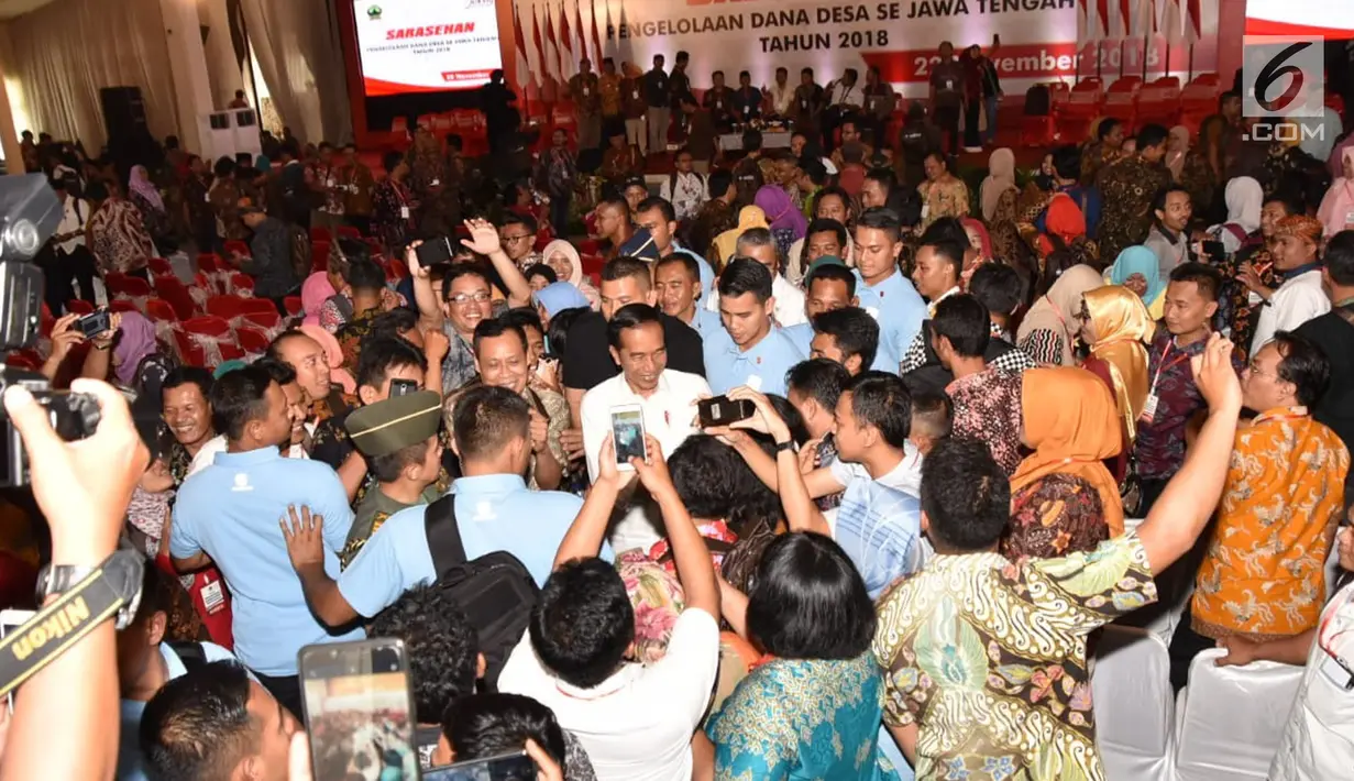 Presiden Joko Widodo menyapa peserta Sarasehan Pengelolaan Dana Desa se-Jawa Tengah Tahun 2019 di Gedung PRPP Semarang, Kamis (22/11). Jokowi menyatakan dana desa yang disalurkan ke Jawa Tengah pada 2019 sebesar Rp 6,7 triliun. (Liputan6.com/Gholib)