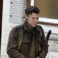 Harry Styles saat syuting film Dunkirk. (via PopSugar)