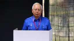 Perdana Menteri Malaysia, Najib Razak mencoblos di bilik suara pada pemilihan umum (Pemilu) di TPS wilayah Pekan, Pahang, Rabu (9/5). Pemilu ini pertarungan antara PM Najib yang sudah berkuasa sejak 2009, melawan Mahathir Mohamad. (AP/Aaron Favila)
