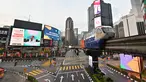 Pemandangan sepi kawasan Bukit Bintang, yang biasanya ramai menjadi tujuan wisata, di Kuala Lumpur, Malaysia (7/12/2020). Dewan Promosi Pariwisata Malaysia mengatakan jumlah kedatangan turis ke negara itu selama periode Januari-September tahun ini merosot. (Xinhua/Chong Voon Chung)