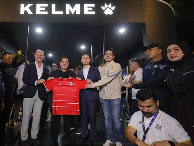 Ketua Umum Persatuan Sepak Bola Seluruh Indonesia (PSSI), Erick Thohir (tengah) saat menghadiri peluncuran jersey terbaru Timnas Indonesia di Plaza Utara Stadion Utama Gelora Bung Karno (SUGBK), Jakarta, Kamis (12/3/2026) malam. Apparel Kelme resmi meluncurkan jersey terbaru untuk Timnas Indonesia. (Bola.com/Bagaskara Lazuardi)