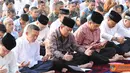 Citizen6, Jakarta: Panglima TNI Laksamana TNI Agus Suhartono beserta pejabat TNI lainnya dan masyarakat sekitar Mabes TNI melaksanaan Salat Idul Fitri 1433 H, di Lapangan GOR A. Yani Mabes TNI, Cilangkap Jakarta, Minggu (19/8).(Pengirim: Badarudin Bakri).