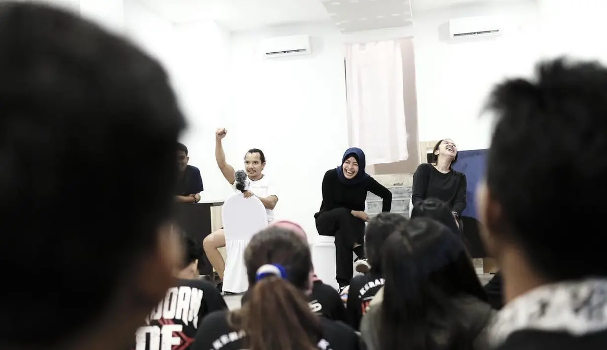 Pulang menjalankan ibadah umrah, Tantri mengunggah beberapa foto saat mengenakan hijab. Ia tampil menutup aurat. Pemilik nama lengkap Tantri Syalindri Ichlasari itu membuat para penggemarnya kagum. (Instagram/tantrisyalindri)