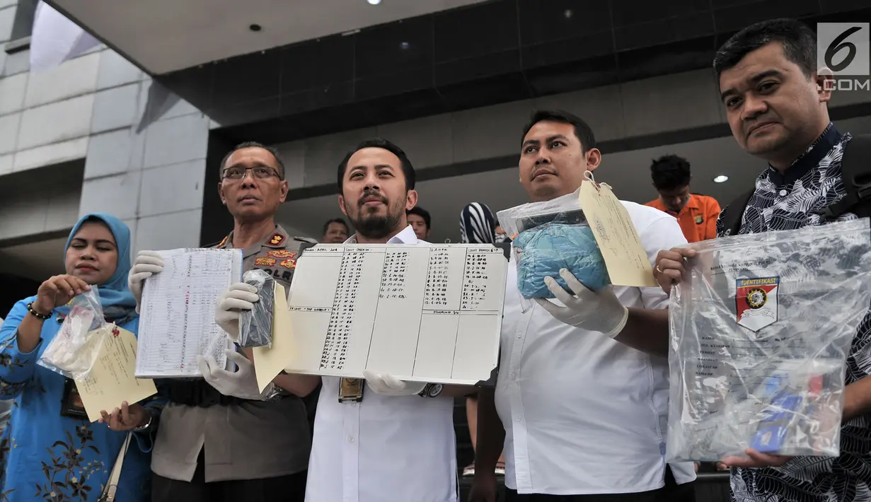 Kasubdit Penmas Bidang Humas Polda Metro Jaya AKBP I Gede Nyeneng (dua kiri) didampingi Wadirkrimum Polda Metro Jaya AKBP Ade Ary (tengah), pihak KPAI, dan LPAI menunjukkan barang bukti praktik prostitusi, Jakarta, Rabu (8/8). (Merdeka.com/Iqbal Nugroho)