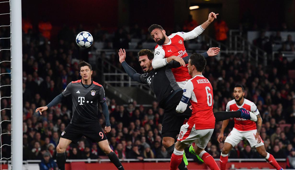 Striker Arsenal, Olivier Giroud, menyundul bola ke gawang Bayern Munchen pada leg kedua babak 16 besar Liga Champions di Stadion Emirates, London, (7/3/2017). Bayern Munchen menang agregat 10-2 atas Arsenal. (AFP/Ben Stansall)