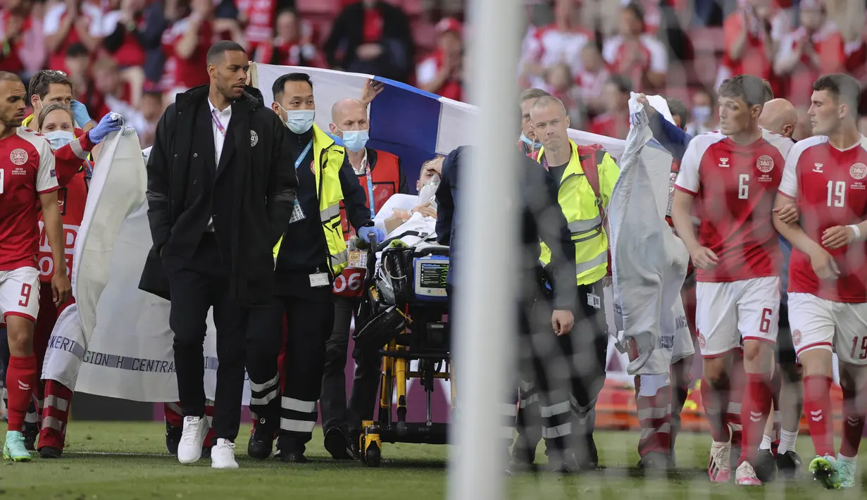 Solidaritas ditunjukkan bagi tim dengan julukan Tim Dinamit tersebut yang mengawal  Christian Eriksen hingga keluar lapangan. (Foto: AP/Pool/Friedemann Vogel)