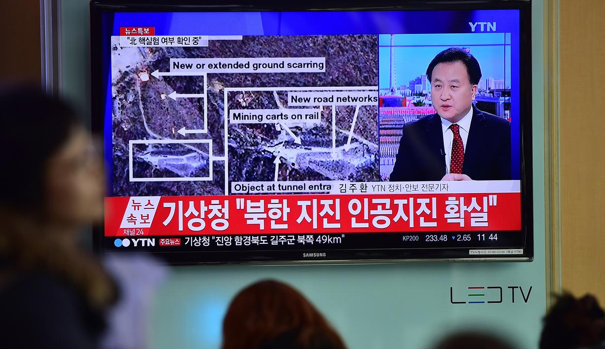 Layar TV menunjukkan laporan berita di sebuah stasiun kereta api di Seoul, Rabu (6/1/2016). Gempa 5,1 SR terdeteksi di dekat tempat uji coba nuklir Korut. Hal itu memicu kekhawatiran bahwa Pyongyang telah melakukan uji coba nuklir lagi (AFP/Jung Yeon-Je)