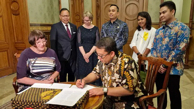Ketua BKSAP DPR RI Fadli Zon menyerahkan benda seni Indonesia berupa Keris, Songket Bali, Songket Palembang dan Gunungan kepada Direktur Jenderal Museum Seni Nasional Latvia, Māra Lāce. (Dok. KBRI Riga, Latvia)