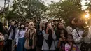 Ratusan warga Surabaya memenuhi kawasan  Pura Segara, Kenjeran hingga Jalan Raya Kenjeran untuk menyaksikan pawai ogoh-ogoh yang baru dilakukan kembali usai pandemi Covid-19. (AFP/Juni Kriswanto)