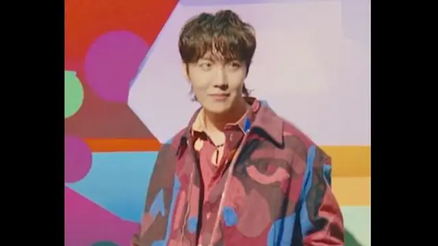 Adu Gaya Jimin Versus J-Hope BTS di Show Dior Paris Fashion Week 2023