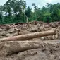 Material lumpur banjir bandang menutupi jalan akses menuju kampung Jorong Sapan Salak, Nagari Pakan Rabaa Timur, Solok Selatan Sumbar. (Liputan6.com/ Novia Harlina)