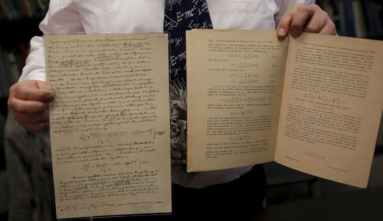 Kurator dari Universitas Hebrew menunjukkan arsip dari Albert Einstein tentang gelombang gravitasi saat konferensi pers, Yerusalem. (11/2). Sebelumnya banyak Ilmuwan yang belum menerima hipotesis tentang adanya gelombang gravitasi. (REUTERS/Gary Cameron)