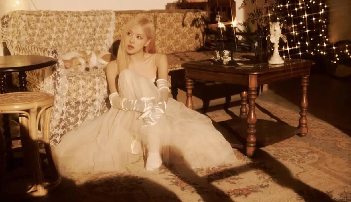 Lain halnya dengan Rose, ia tampil anggun nan elegan dengan konsep busana white christmas. [@roses_are_rosie]