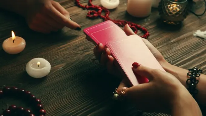 [Bintang] Tarot Hari Ini: High Priestess, Three of Swords, Knight of Cups