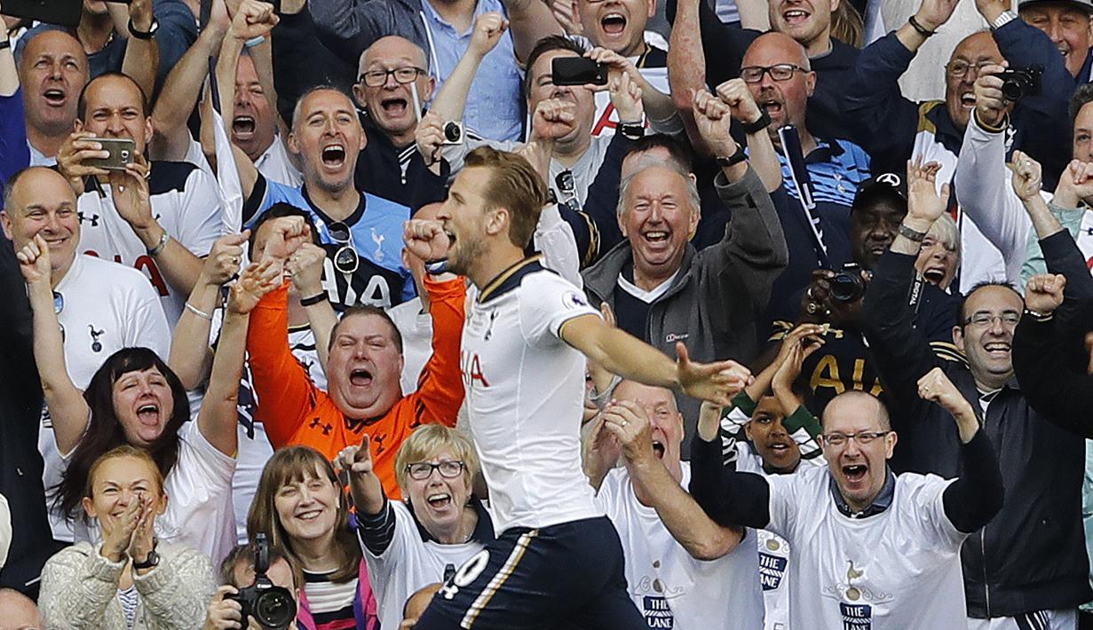 Harry Kane saat merayakan gol ke gawang Manchester United di White Hart Lane stadium, London, (14/5/2017). Kane mencetak 29 gol - 58 poin. (AP/Frank Augstein)