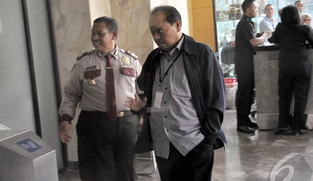 Nyaris tanpa senyum, Sutan Bhatoegana bergegas menuju ruang penyidik, Jakarta, Senin (6/10/2014) (Liputan6.com/Miftahul Hayat)