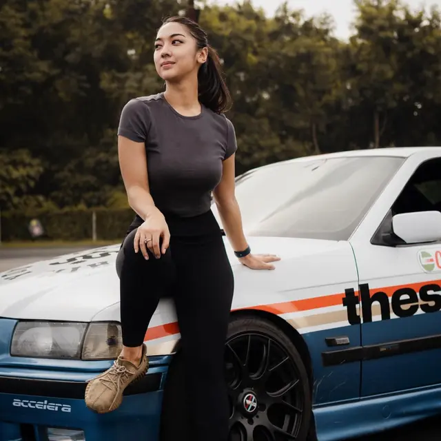 Jadi Impian Sejak Lama, Ini 7 Gaya Selebgram Anindita Hidayat Saat Ngedrift