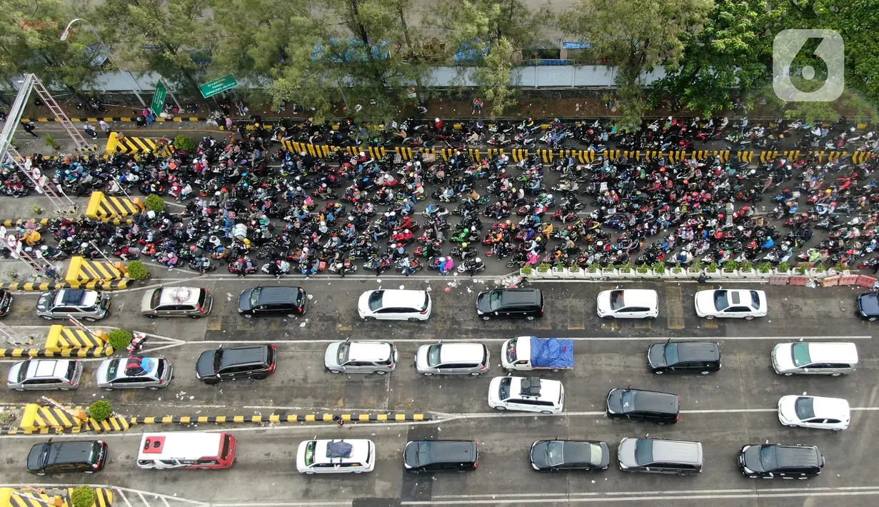 <p>Pantauan udara ribuan pemudik sepeda motor memadati pelabuhan Merak Banten, Sabtu (30/4/2022). H-2 Lebaran atau Puncak Arus Mudik, pelabuhan Merak diserbu ribuan pemudik motor. (Liputan6.com/Angga Yuniar)</p>