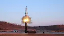Korea Utara meluncurkan rudal jarak menengah dan jauh Pukguksong-2 di tempat yang dirahasiakan, Minggu (12/2). Kim Jong Un memimpin langsung peluncuran rudal Pukguksong-2. (AFP PHOTO/KCNA) 