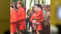 Lihat di sini bagaimana gaya Jan Ethes saat mengikuti prosesi pernikahan Kahiyang Ayu dan Bobby Nasution.