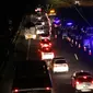 Polisi melakukan pengalihan arus mudik melalui exit Tol Kanci untuk kendaraan pemudik yang menuju ke Jawa Tengah. (Liputan6.com/Panji Prayitno)
