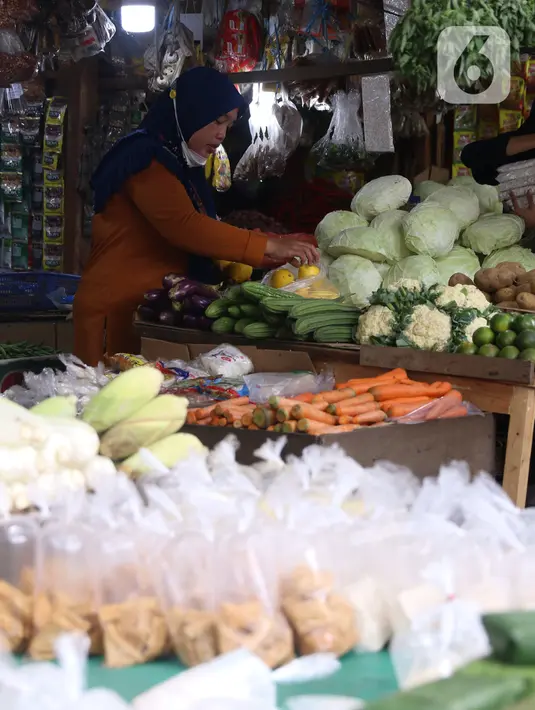 Aktivitas jual beli bahan pokok di pasar kawasan Tangerang, Senin (7/2/2022). Ekonom Centre for Strategic and International Studies (CSIS) meminta pemerintah bisa mengantisipasi ketersediaan bahan pokok seiring peningkatan kasus COVID-19 varian Omicron. (Liputan6.com/Angga Yuniar)