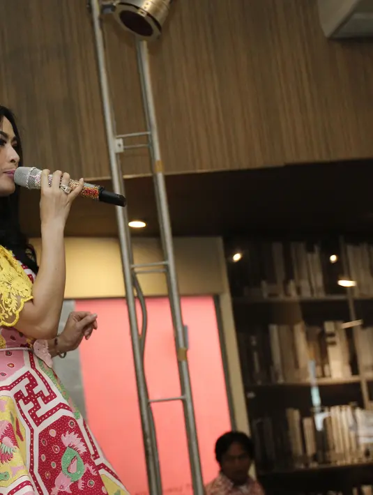 Penyanyi senior Iis Dahlia mengaku bahwa album barunya berjudul The Best of Iis Dahlia proses pengerjaannya memakan waktu paling lama dibanding album-album yang dirilis sebelumnya. (Adrian Putra/Bintang.com)
