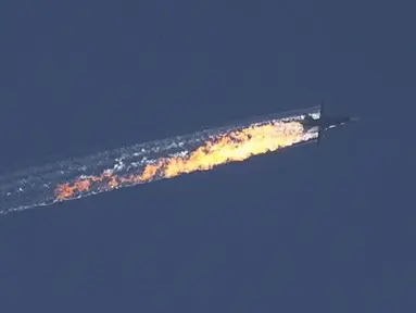 Terlihat gambar sebuah pesawat terbakar pada selasa pagi waktu setempat di wilayah Perbatasan Turki dan Suriah. Militer Turki menembak jatuh pesawat jet Rusia Sukhoi Su - 24 setelah dianggapa melanggar wilayah udara. (Dailiymail)