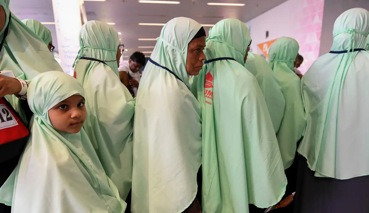Jemaah haji antre untuk pemeriksaan papsor setibanya di Bandara King abdul Aziz, Jeddah, Arab Saudi, Minggu (7/7/2019). Menunaikan ibadah haji merupakan rukun islam ke-5 dan dianggap pondasi wajib bagi orang-orang beriman yang mampu dan merupakan dasar dari kehidupan Muslim. (Amer HILABI/AFP)