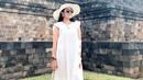 Menggunakan busana serba putih, penampilan Nindy Ayunda saat berlibur ke Candi Borobudur ini pun bisa dijadikan inspirasi. Mengtgunakan simple dress, Nindy memilih memadukannya dengan topi lebar serta tas berwarna senada. (Liputan6.com/IG/@nindyayunda)